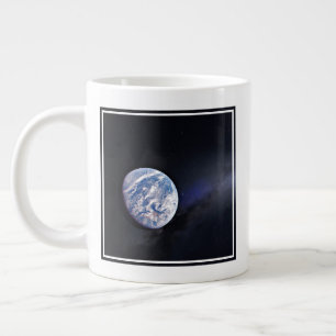 Grande Tasse Dragon Xl Spacecraft Avec Planète Terre À Distance