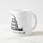 Grande Tasse Drapeau de crotale de Gadsden : Guerre révolutionn (Devant droit)