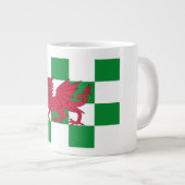 Grande Tasse Drapeau mystique de dragon celtique rouge du Pays  (Devant droit)