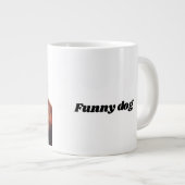 Grande Tasse Drôle chien assis devant le magazine (Devant droit)