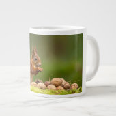 Grande Tasse écureuil mangeant noix (Devant droit)