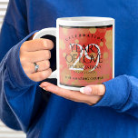 Grande Tasse Élégant 29e anniversaire du Mariage Garnet<br><div class="desc">Célébrez le 29e anniversaire du mariage Garnet avec deux ou trois tasses à café géantes ! Des lettres élégantes avec des confettis hexagonaux dorés sur un arrière - plan orange rougeâtre ajoutent une touche mémorable à cette occasion spéciale et à cette étape extraordinaire. Personnalisez avec les noms du couple, les...</div>