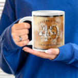 Grande Tasse Élégant 49ème anniversaire de Mariage de cuivre<br><div class="desc">Célébrez le 49e anniversaire du mariage de cuivre avec deux ou trois tasses à café géantes ! Des lettres élégantes avec des confettis hexagonaux sur un arrière - plan de feuille de cuivre ajoutent une touche mémorable à cette occasion spéciale et à cette étape extraordinaire. Personnalisez avec les noms du...</div>