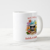 Grande Tasse Elle a fait Diplômé Nom (Devant droit)