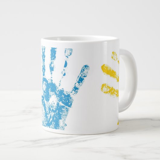 Grande Tasse Empreintes pour enfants dans la peinture (Devant droit)