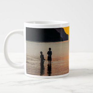 Grande Tasse Enfants pêchant au coucher du soleil