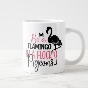 Grande Tasse Être un flamant rose dans une volée de pigeons