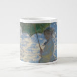 Grande Tasse Femme avec parasol - Madame Monet et son fils<br><div class="desc">Claude Monet, 1875 en plein air peinture à l'huile sur toile représente Claude Monet femme Camille avec un parasol, debout sur une colline verte herbacée avec un ciel bleu nuageux en arrière - plan, lors d'une journée ventée en été chic boho clair bohème chic décoration d'art moderne classique historique moderne...</div>