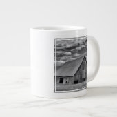 Grande Tasse Fermes | BW American Flag Barn Scene (Devant droit)
