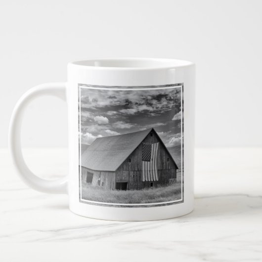 Grande Tasse Fermes | BW American Flag Barn Scene (Gauche)