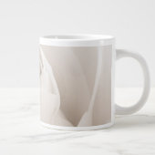 Grande Tasse Fermez-vous des pétales de rose blancs (Droite)