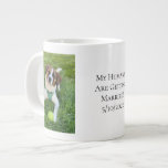 Grande Tasse Fiançailles photo de chien Mon être humain se mari<br><div class="desc">My Human's Are Getting Married Chien Photo Fiançailles présente tasse à café géante. Ajoutez la date et/ou modifiez le message.</div>