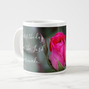 Grande Tasse Floral avec verse; rose rouge, psaume 118:24