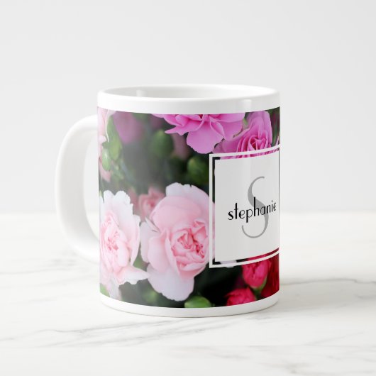 Grande Tasse Floral personnalisé, oeillet rose avec nom/initial (Devant gauche)