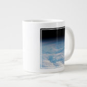 Grande Tasse Formation De Nuages Circulaires Sur L'Océan Pacifi (Devant droit)