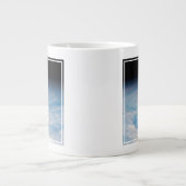 Grande Tasse Formation De Nuages Circulaires Sur L'Océan Pacifi (Devant)