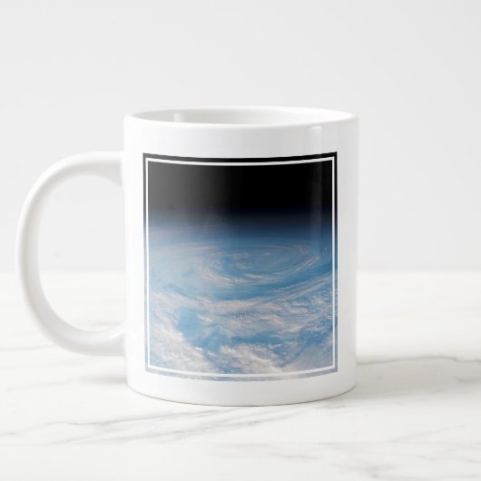 Grande Tasse Formation De Nuages Circulaires Sur L'Océan Pacifi (Gauche)