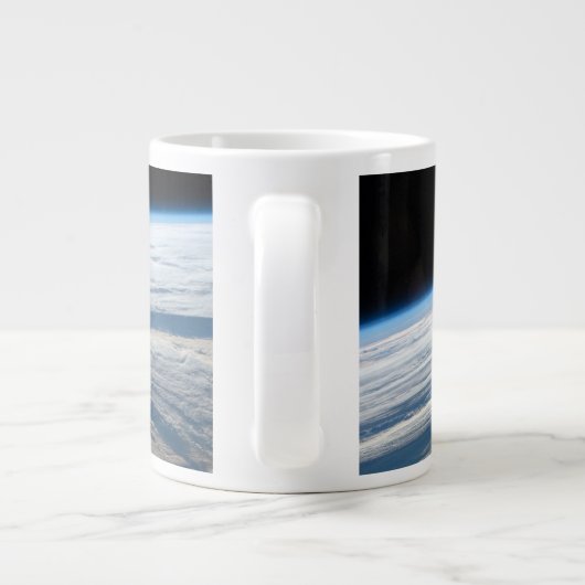 Grande Tasse Formations Nuageuses Dans L'Océan Indien Sud. (Dos)