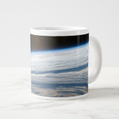 Grande Tasse Formations Nuageuses Dans L'Océan Indien Sud. (Devant droit)