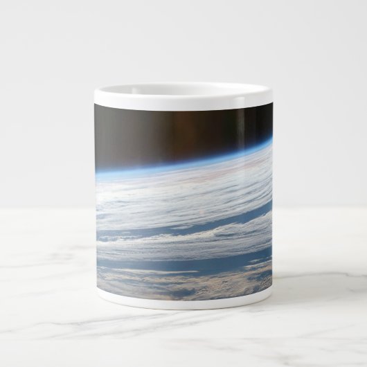 Grande Tasse Formations Nuageuses Dans L'Océan Indien Sud. (Devant)