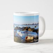 Grande Tasse Fubby avec un siffleur en bord de mer. (Devant droit)