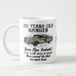 Grande Tasse Funny 30th Birthday Retro Car Banger Date d'ajout<br><div class="desc">Amusante tasse d'anniversaire d'impression de style rétro. Pneus de rechange pour barreau de 30 ans inclus, le travail du corps a besoin d'attention, été dans le bloc mais beaucoup aimé. Quelle bonne tasse pour cet anniversaire. Une bonne idée cadeau pour un fanatique de la moto surtout s'ils sont dans des...</div>