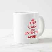 Grande Tasse Gardez le calme et écoutez l'ambre (Devant droit)