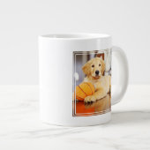 Grande Tasse Golden Retriever avec un jouet de basket (Devant droit)