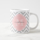 Grande Tasse Gris et rose clair Chevron Personnalisé Monogramme (Droite)