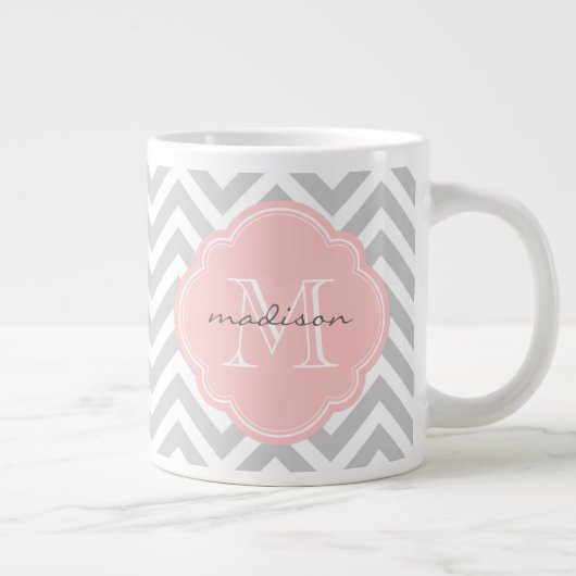 Grande Tasse Gris et rose clair Chevron Personnalisé Monogramme (Droite)