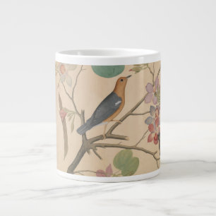 Grande Tasse Grive au sol et papillon de nuit sur une branche o