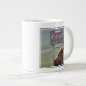 Grande Tasse Grizzly Bear Plays With Sign (Devant droit)