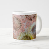 Grande Tasse Gros plan de corail rose (Devant droit)