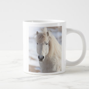 Grande Tasse Gros plan sur un cheval islandais blanc