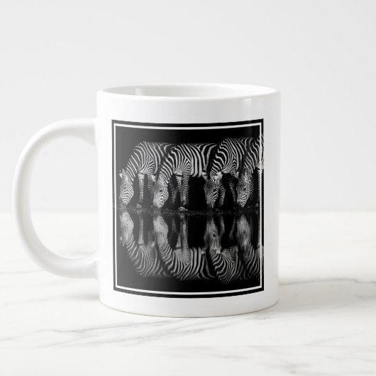 Grande Tasse Group of Plains Zebra Drink Together at Night (Gauche)