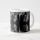Grande Tasse Group of Plains Zebra Drink Together at Night (Devant droit)