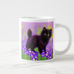 Grande Tasse Gustav Klimt Black Kitten<br><div class="desc">Mug café avec un chaton noir Gustav Klimt ! Cette beauté aux yeux larges pose dans un champ vert de fleurs violettes. Un cadeau bien pensé pour les amateurs d'art amoureux des chats et autrichiens !</div>
