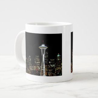 Grande Tasse Horizon de Seattle la nuit, avec l'aiguille de