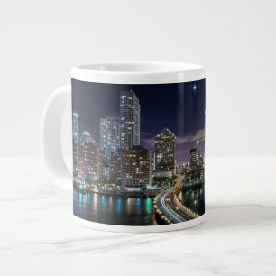 Grande Tasse Horizon de ville de Miami avec le pont la nuit