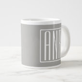 Grande Tasse Initiales Monogramme | Blanc Sur Gris Clair (Devant droit)