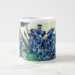 Grande Tasse Irises (1890) par Vincent Van Gogh<br><div class="desc">Joli, Vintage, Belle peinture Vincent Van Gogh Irises (1890). C'est un vieux chef-d'oeuvre du peintre-maître néerlandais Vincent Van Gogh. Cette peinture à l'huile fine d'art ancien a une belle, vibrante, couleur saturée. Cette vieille peinture représente une bande d'iris bleus violets. Vincent Van Gogh était un peintre impressionniste de poste hollandais....</div>