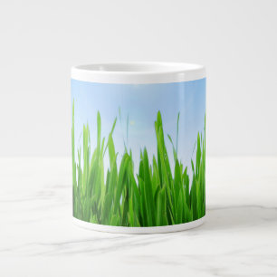 Grande Tasse Jardin à l'herbe verte avec conception de ciel ble