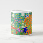 Grande Tasse Jardin aux fleurs Gustav Klimt<br><div class="desc">Mug à café avec peinture à l’huile de Gustav Klimt Jardin aux fleurs (1906). Un beau jardin de fleurs violettes,  rouges,  blanches,  bleues et oranges. Un grand cadeau pour les amateurs d'art Art Nouveau et autrichien.</div>