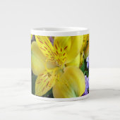 Grande Tasse Jaune et Fleurs Lilac Violettes (Devant)