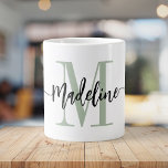 Grande Tasse Jumbo personnalisé Monogramme de script moderne<br><div class="desc">Élégante et moderne tasse à café géante avec votre nom personnalisé et monogramme dans un design de calligraphie en écriture manuscrite à la main dans minimaliste vert et noir de sauge clair poussiéreux, ce grand design piloté par la typographie fait un grand cadeau pour les collègues, enseignants, entraîneurs, copines, petits...</div>