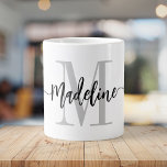 Grande Tasse Jumbo personnalisé Monogramme de script moderne<br><div class="desc">Élégante et moderne tasse à café géante avec votre nom personnalisé et monogramme dans un design de calligraphie en écriture manuscrite et minimaliste gris et noir, ce grand design piloté par typographie fait un grand cadeau pour les collègues, enseignants, entraîneurs, copines, petits amis, épouses, filles, ou tout autre travail ou...</div>