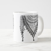 Grande Tasse Keffiyeh Écharpe palestinienne tissu traditionnel (Devant droit)