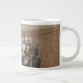 Grande Tasse La Curiosité A Rover Sur La Surface De Mars. (Droite)