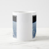 Grande Tasse La Poussière Saharienne Frappant Vers L'Ouest Dans (Devant)