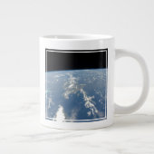 Grande Tasse La Poussière Saharienne Frappant Vers L'Ouest Dans (Droite)